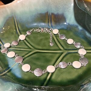 Gloria Vanderbilt Silver & White Disc Necklace 16”